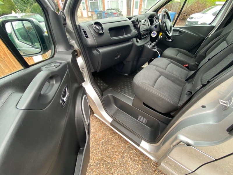 VAUXHALL VIVARO