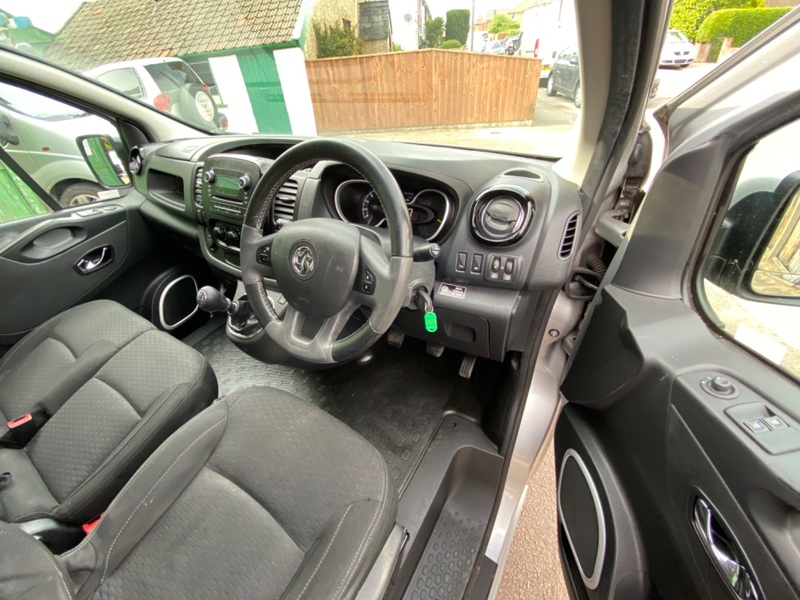 VAUXHALL VIVARO