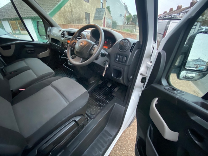 NISSAN NV400